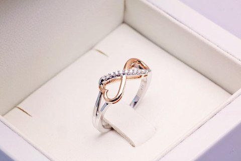 Złoty pierścionek nieskończoność - Diament Złoty pierścionek nieskończoność - Diament